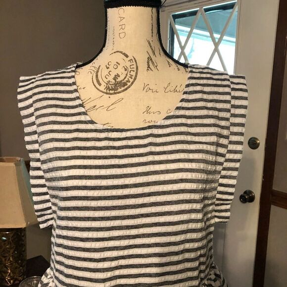 Adorable SHEIN Top  - Picture 2 of 5